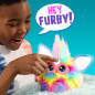 Furby s’éveille au toucher et à la voix, pour des moments de jeu espiègles et complices Furby s’éveille au toucher et à la voix, pour des moments de jeu espiègles et complices